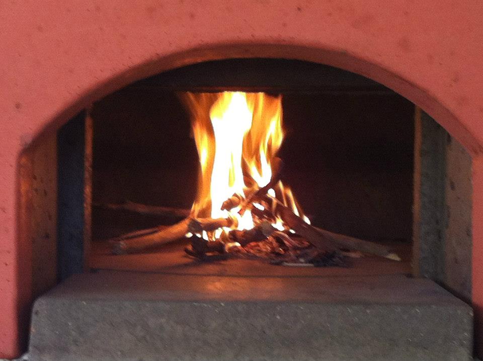 Rozloženie ohňa v peci na pizzu