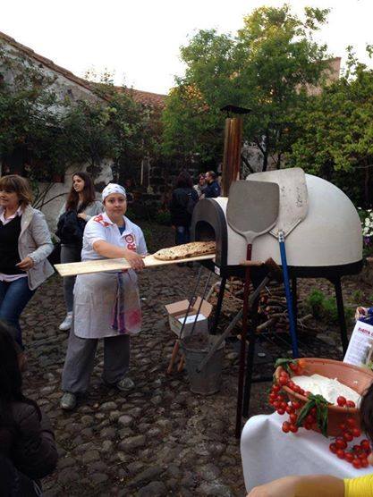 Talianska prenosná pec na drevo, určená na pečenie pizze a chleba