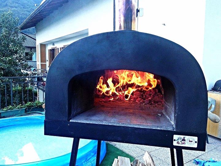 Talianska prenosná pec na drevo, určená na pečenie pizze a chleba