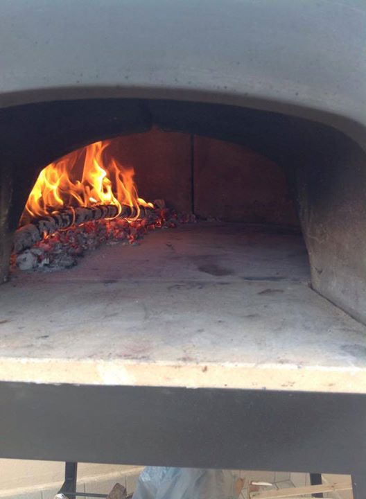 Talianska prenosná pec na drevo, určená na pečenie pizze a chleba