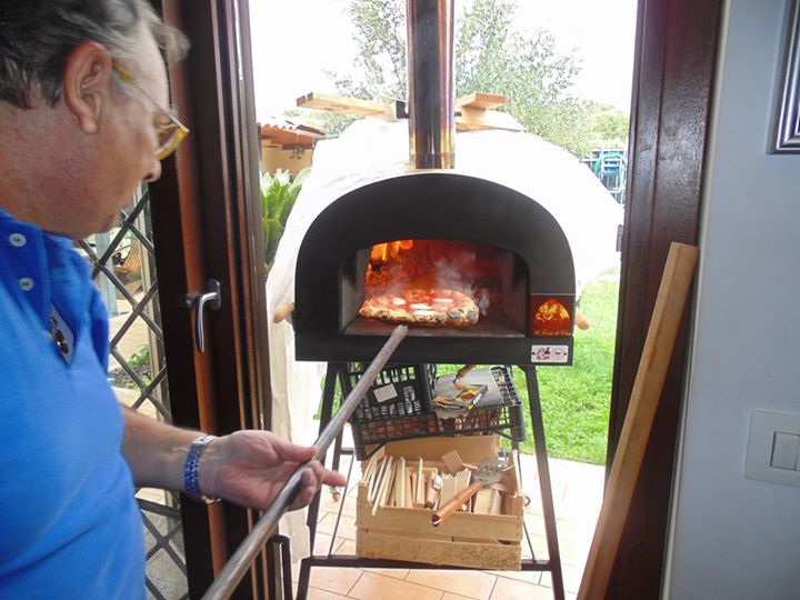 Talianska prenosná pec na drevo, určená na pečenie pizze a chleba